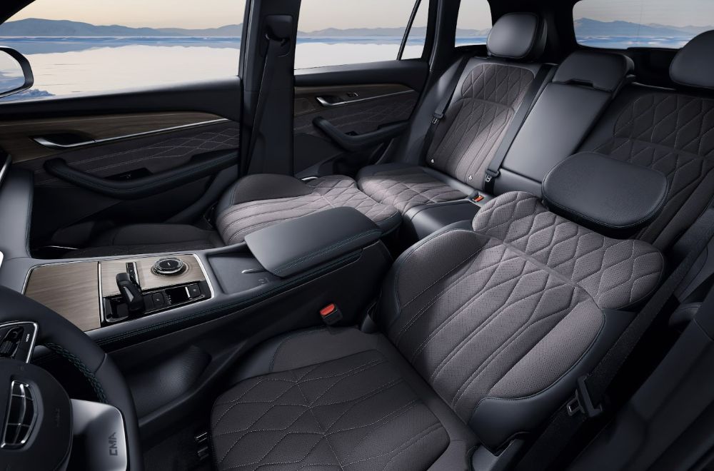 El conjunto de diseño interior es envolvente y confortable. 