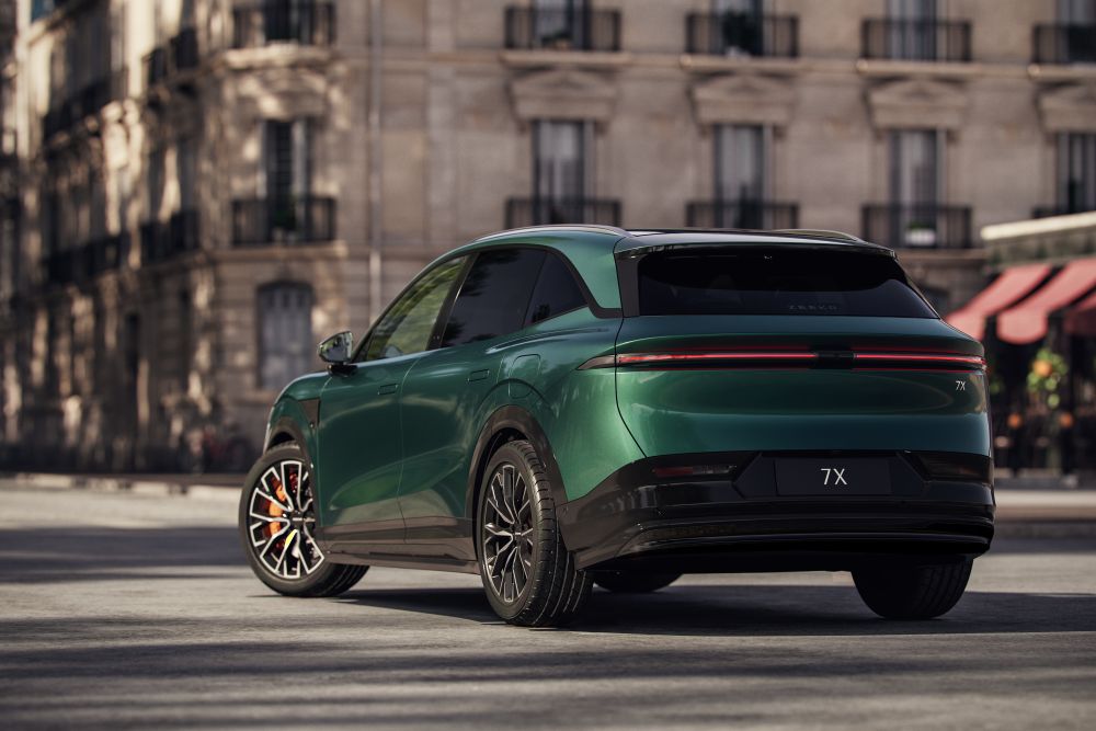 Las luces LED traseras continuas enmarcan la dimensión del SUV 
