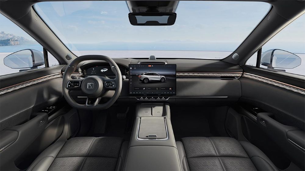 El interior despliega una pantalla central para el sistema de info entretenimiento y operar algunas funciones del auto. 