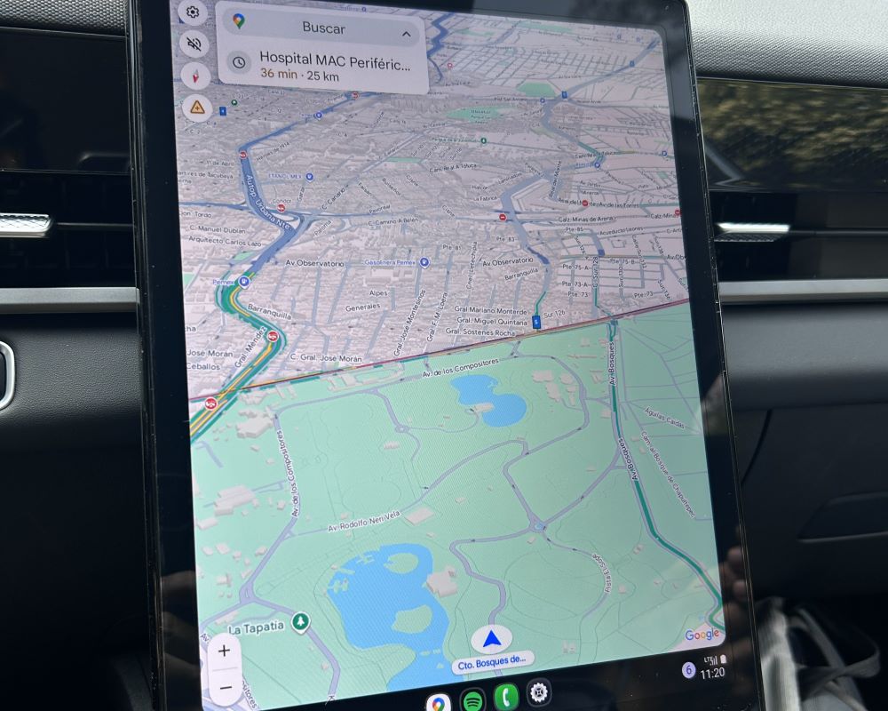 Pantalla de gran formato para navegación y control de funciones