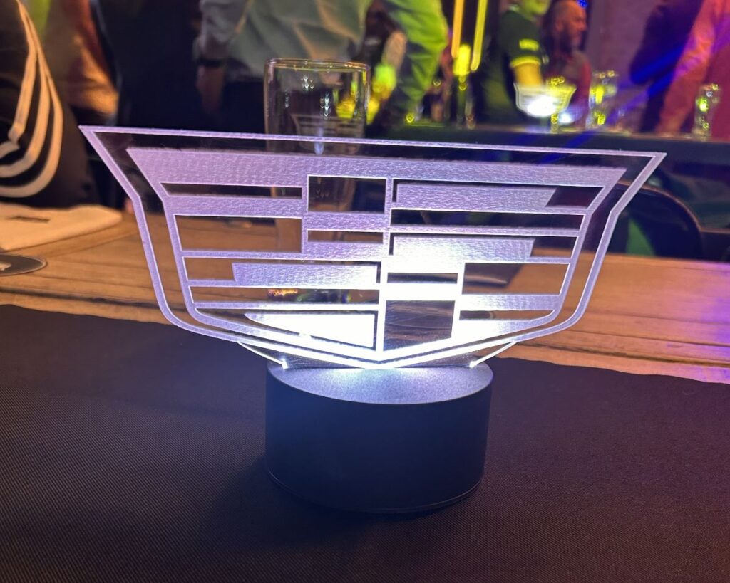 El escudo de Cadillac que enciende la emoción de manejo eléctrico.